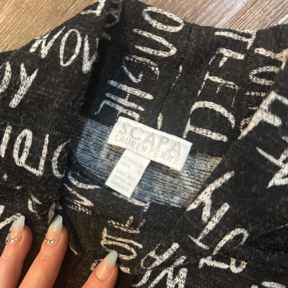 SCAPA Lauren Perre Black White Word Graphic Turtleneck Sweatshirt Womens Size S - Picture 8 of 10